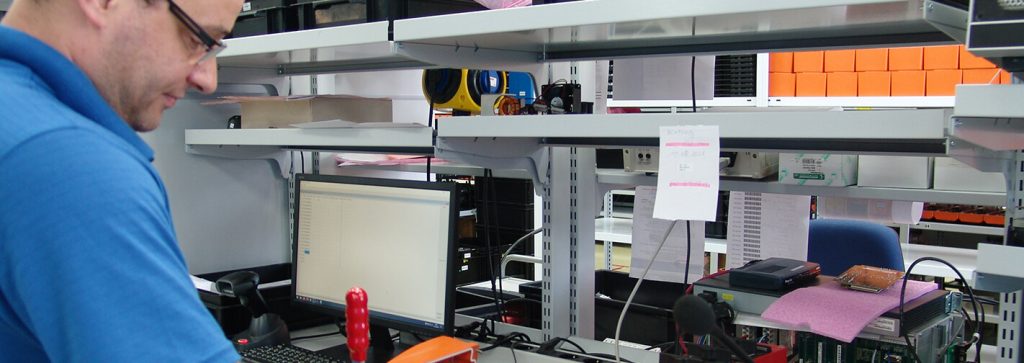 Arbeitsplatz in der Elektronik nach Umschulung im BFW Thueringen: Erfolgsgeschichte Christian Werner