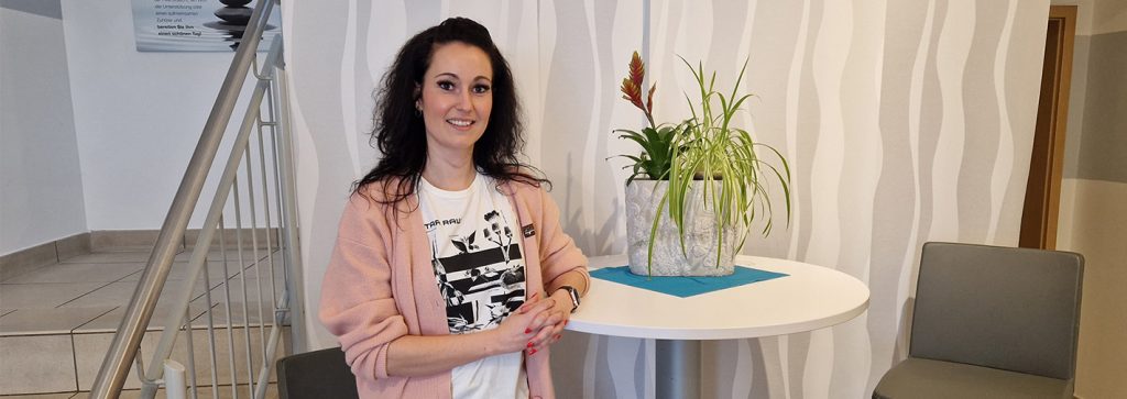 Nach der Umschulung im BFW Thueringen arbeitet die Absolventin im Marketing