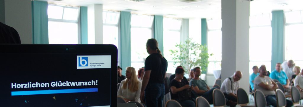 Die Absolvent:innen erhalten nach der Umschulung ihr Zeugnis