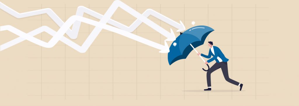 ein Mann hält einen Regenschirm, von dem Pfeile abprallen