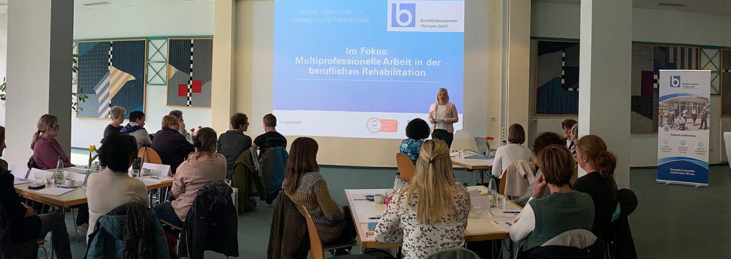 eine Frau begrüßt die Gäste zur Fachtagung im BFW Thüringen