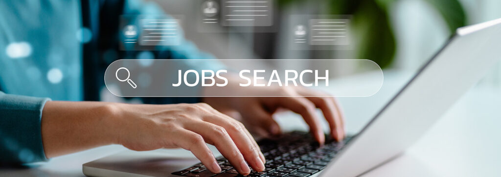eine Person führt an einem Laptop eine Jobsuche durch