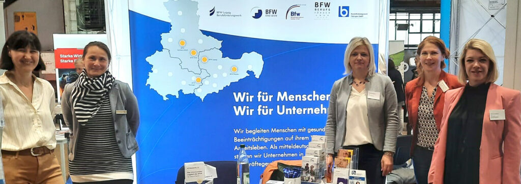 Fünf Frauen stehen am Messestand der mitteldeutschen BFW