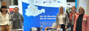 Fünf Frauen stehen am Messestand der mitteldeutschen BFW