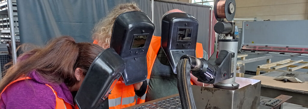 drei Personen mit Schutzmasken