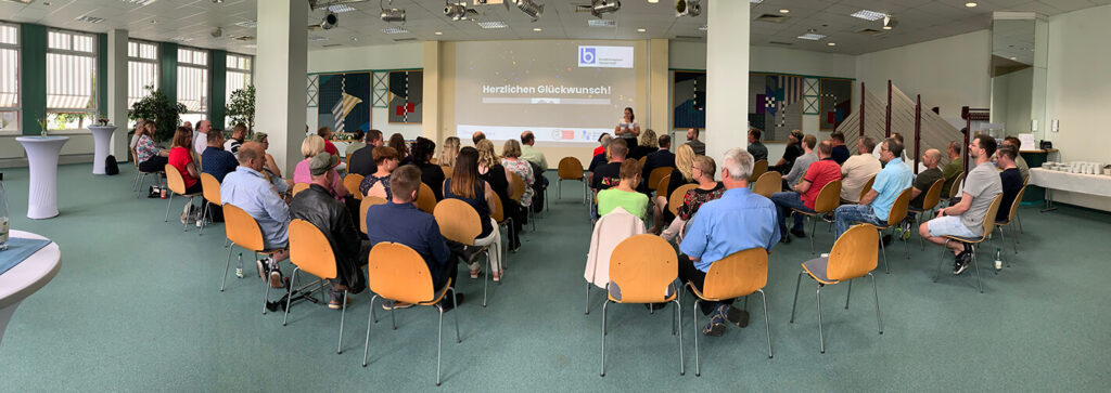 Umschüler sitzen in einem großen Raum im BFW Thüringen