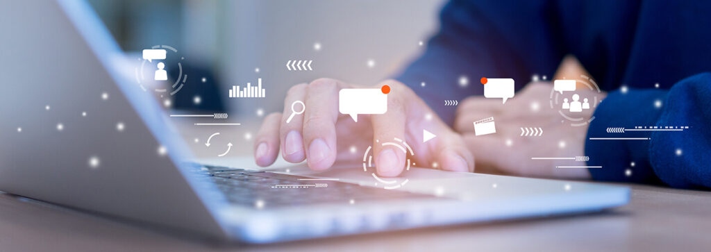 eine Hand tippt auf einem Laptop