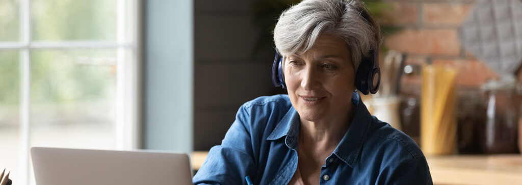 Eine Frau bei der Prüfungsvorbereitung im Homeoffice