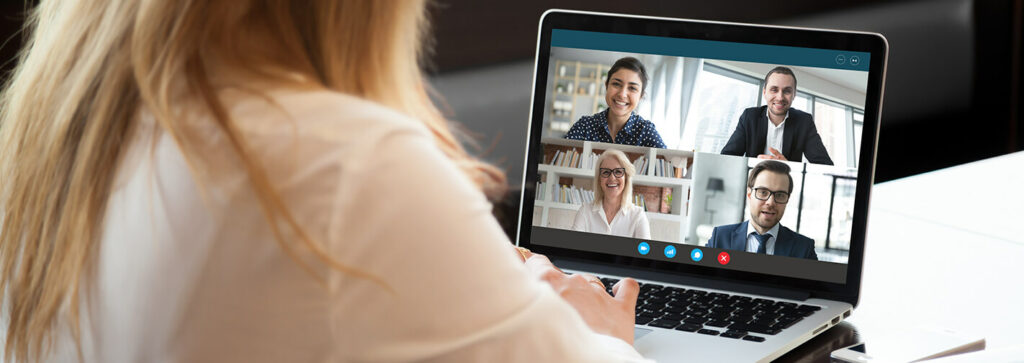 Eine Frau im Videotelefon mit 4 Kollegen