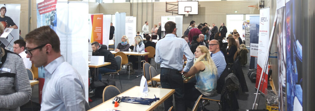 Menschen unterhalten sich zur Jobmesse im BFW Thüringen