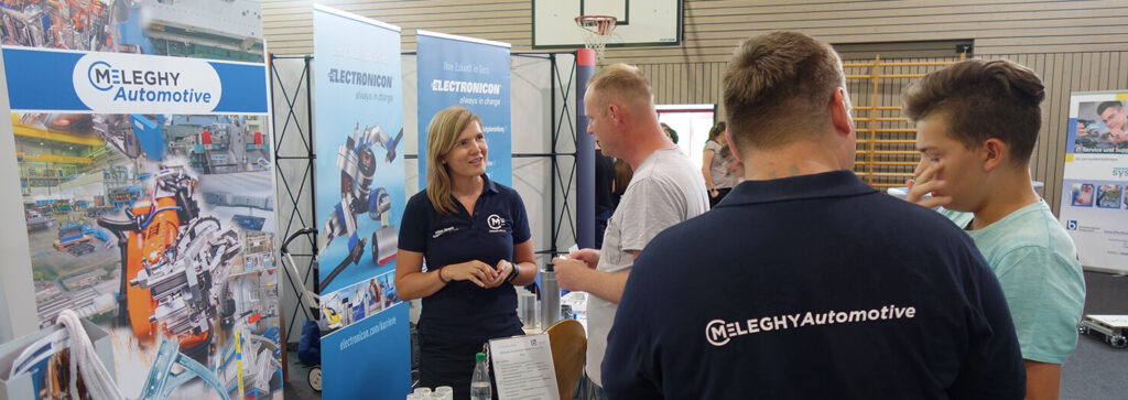 Umschüler informieren sich zur Jobmesse im BFW Thüringen