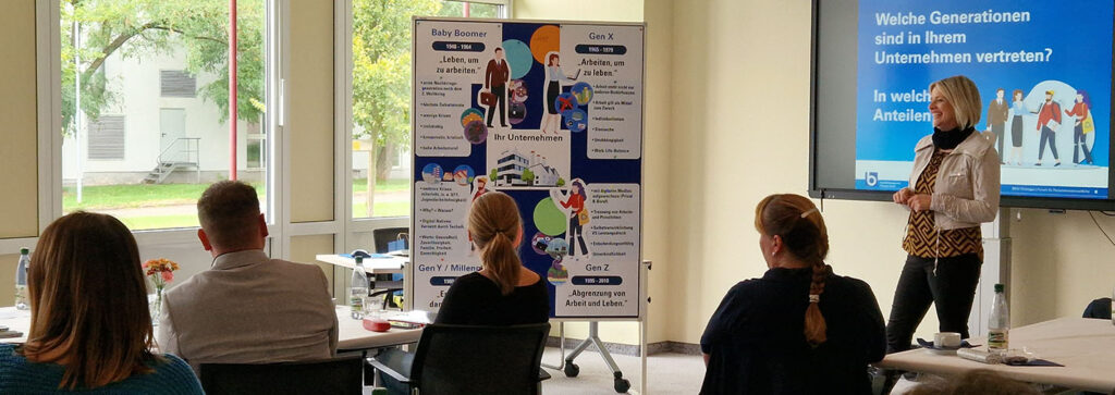 Eine Frau begrüßt die Gäste zum Personalerforum im BFW Thüringen