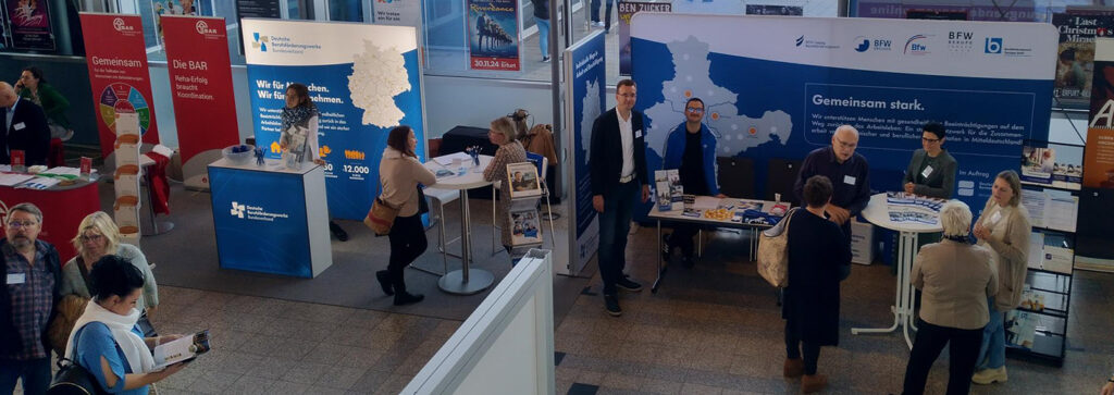 Menschen am Messestand der mitteldeutschen BFW