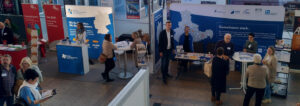 Menschen am Messestand der mitteldeutschen BFW