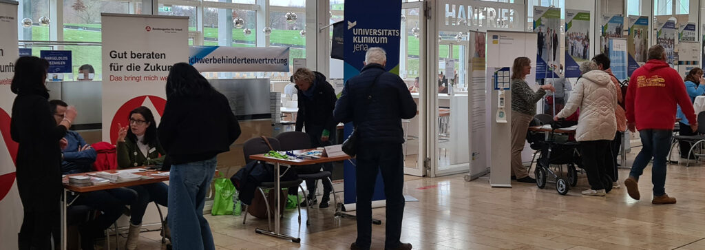 Messestände im Foyer der Uniklinik Jena