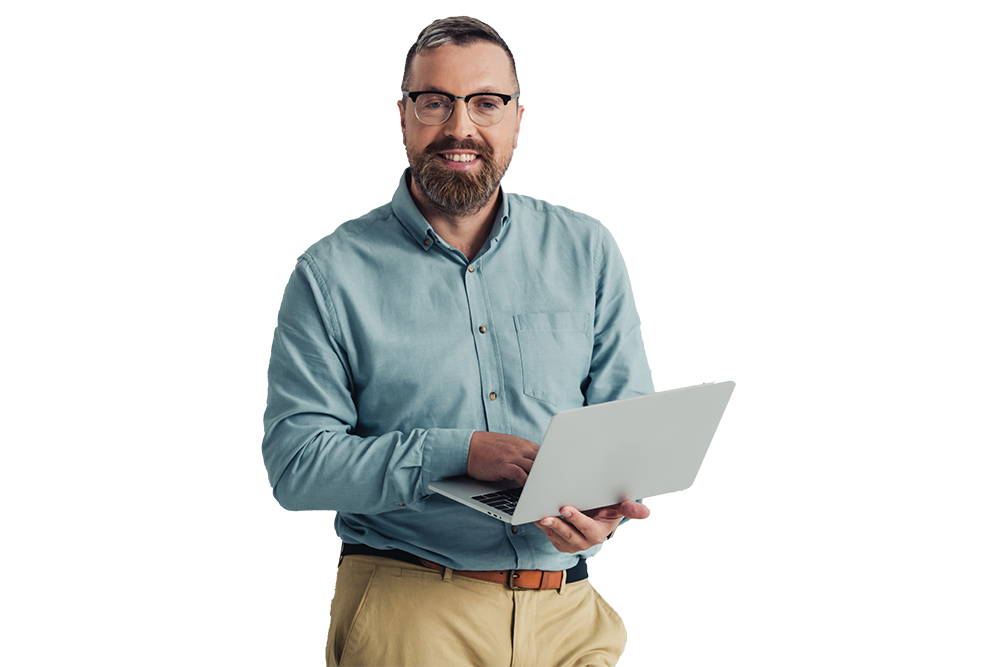 Ein Mann mit Brille hält einen Laptop in der Hand