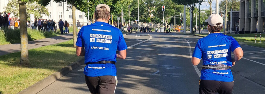 Zwei Mitarbeiter rennen beim Firmenlauf mit den "Firmen Lauf Shirts".