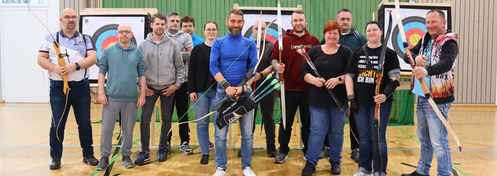 Gruppe Menschen mit Pfeil und Bogen